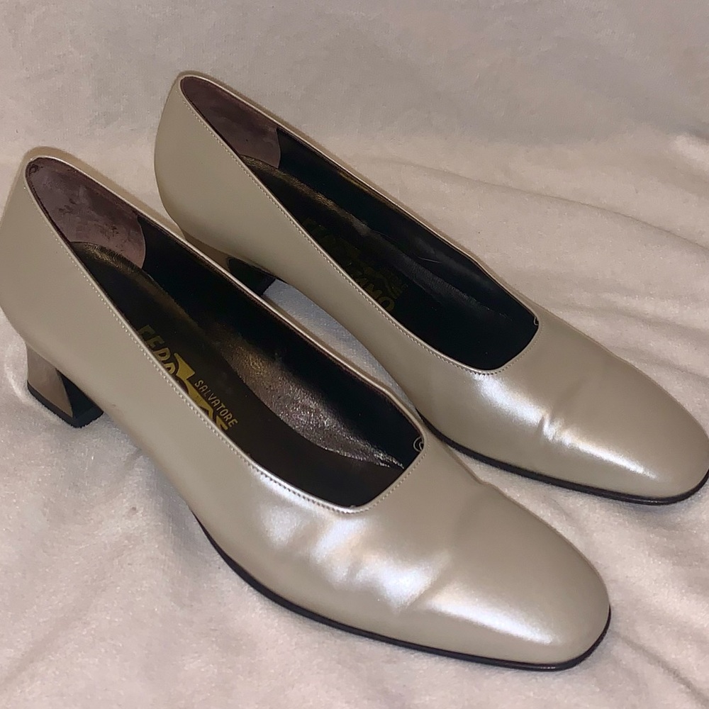 EUC SALVATORE FERRAGAMO BEIGE LEATHER PUMPS